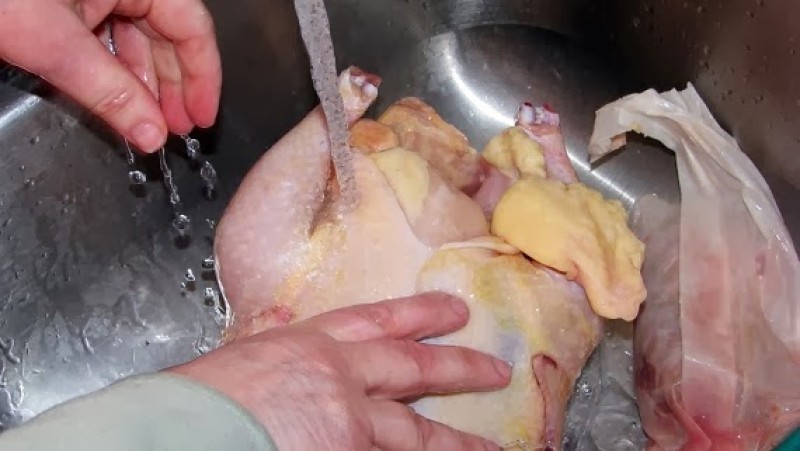 Σταματήστε να πλένετε το κοτόπουλο πριν το μαγειρέψετε