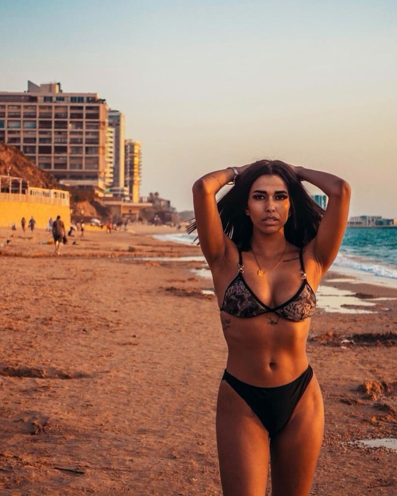Χριστίνα Παπαδέλλη: Κόλαση στην παραλία με σούπερ σέξι μαγιό!