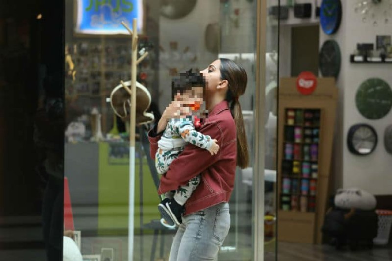 Σταματίνα Τσιμτσιλή: Αγκαλιά με τον γιο της για ψώνια στα βόρεια προάστια!