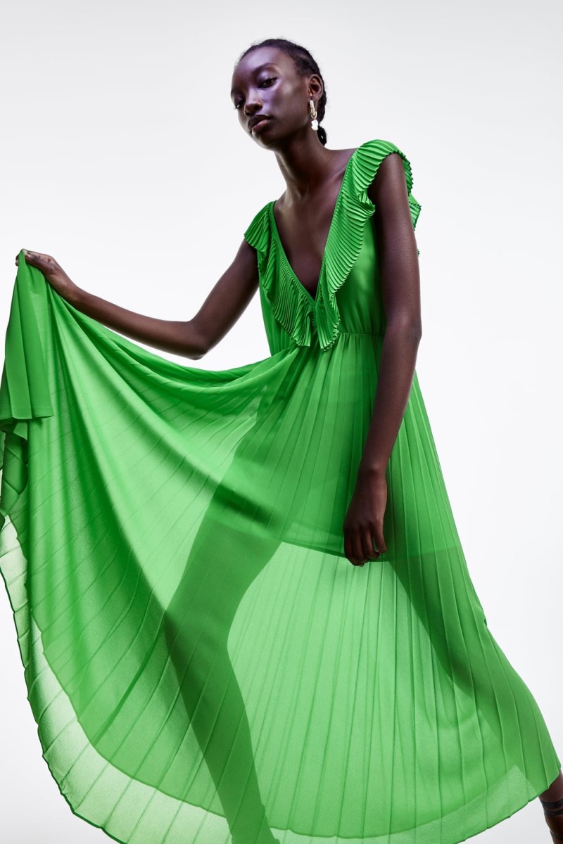 Zara: Αυτό είναι το καταπράσινο φόρεμα από τη νέα συλλογή που θες για το καλοκαίρι!