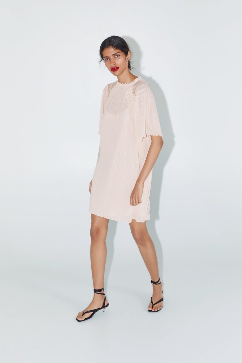 Zara: To γκιπούρ πλισέ φόρεμα από τη νέα συλλογή έχει προκαλέσει τρέλα!
