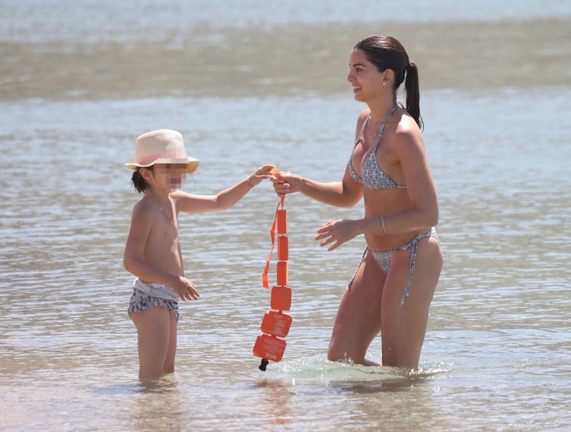 Σταματίνα Τσιμτσιλή: Στην παραλία με την κόρη της!