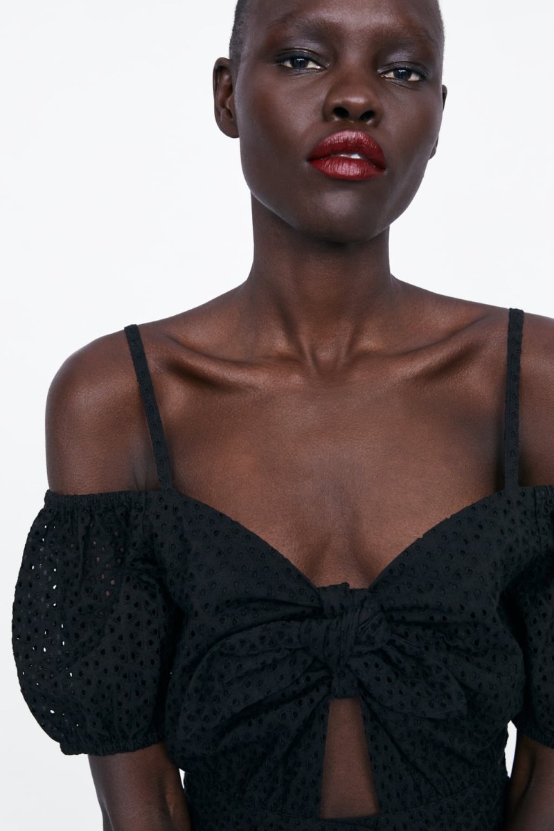 Zara: Σοκ με αυτό το μαύρο κοντό φορεματάκι από τη νέα συλλογή! Έχει λιγότερο από 30 ευρώ!