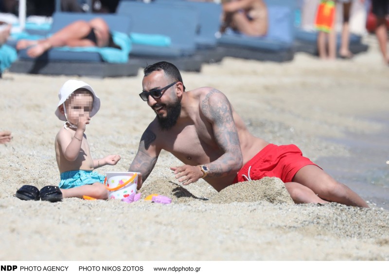 Τρυφερές στιγμές σε παραλία της Μυκόνου για αγαπημένο ζευγάρι με το γιο του