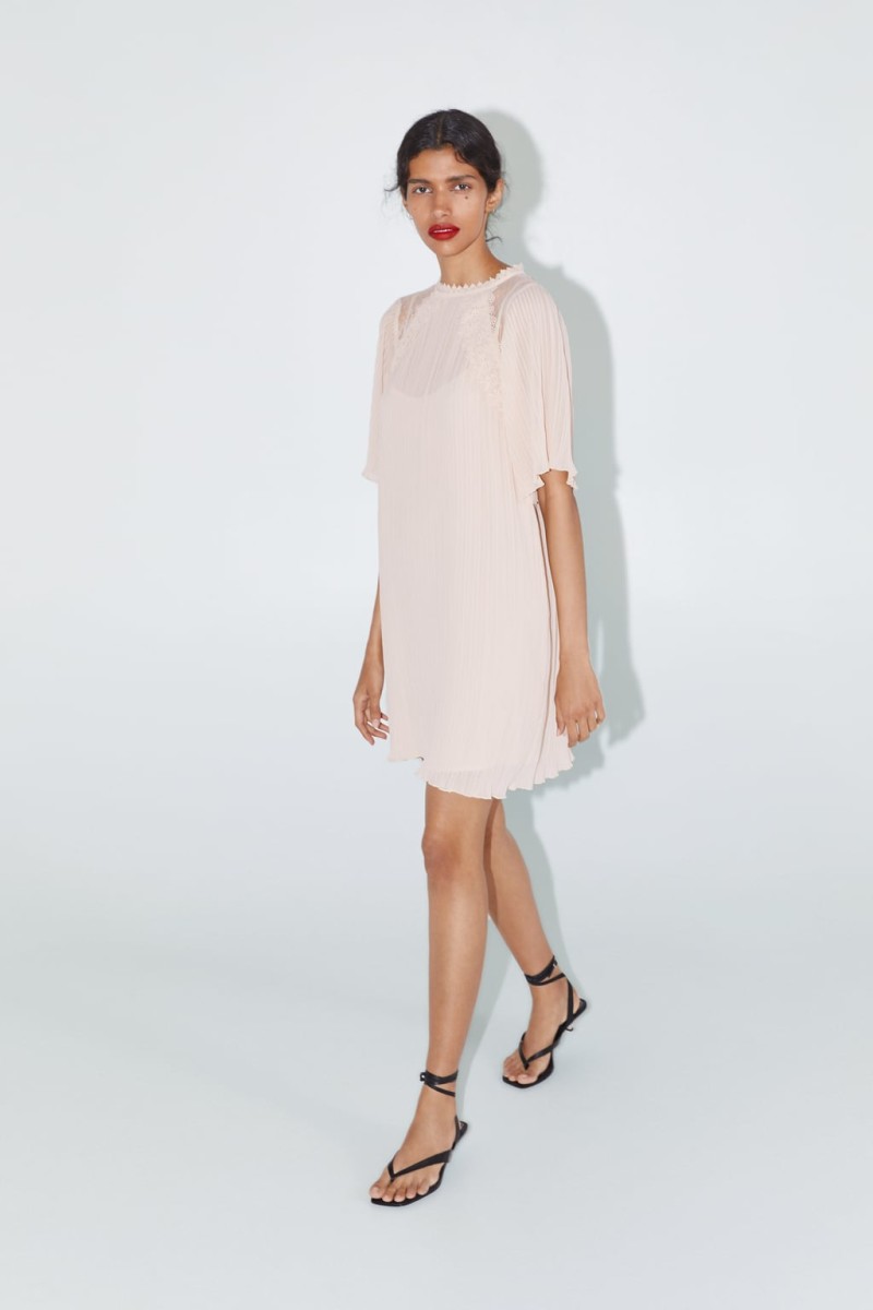 Zara: To γκιπούρ πλισέ φόρεμα από τη νέα συλλογή έχει προκαλέσει τρέλα!