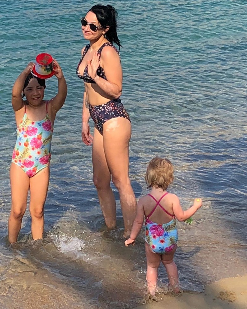 Αθηναΐς Νέγκα: Στην παραλία με τα παιδιά της! Η αρετουσάριστη φωτογραφία που «πρόδωσε» την πάθηση της!