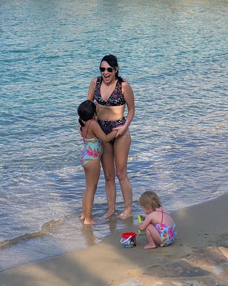 Αθηναΐς Νέγκα: Στην παραλία με τα παιδιά της! Η αρετουσάριστη φωτογραφία που «πρόδωσε» την πάθηση της!