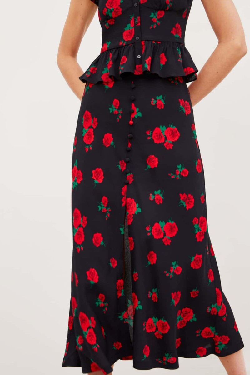 Zara: Η μαύρη φούστα με τα τριαντάφυλλα που έχει προκαλέσει σάλο στα κατάστηματα!