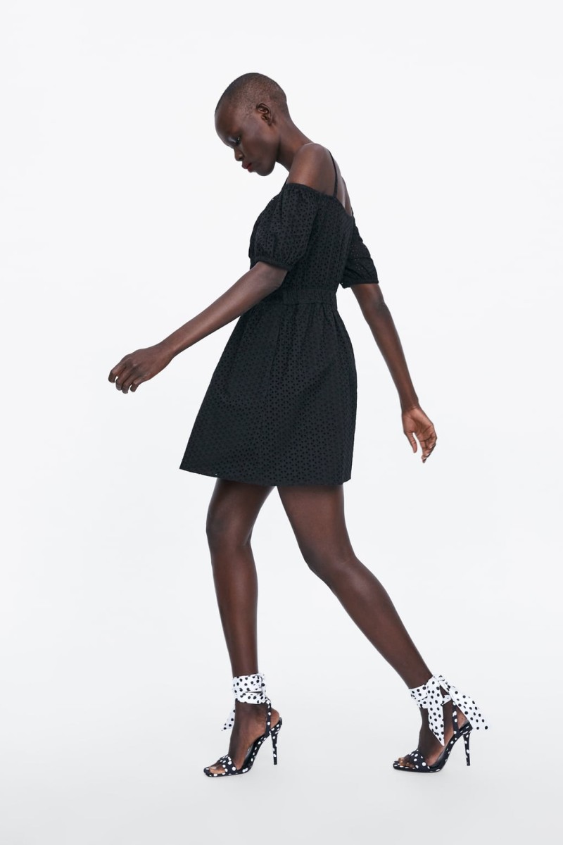 Zara: Σοκ με αυτό το μαύρο κοντό φορεματάκι από τη νέα συλλογή! Έχει λιγότερο από 30 ευρώ!