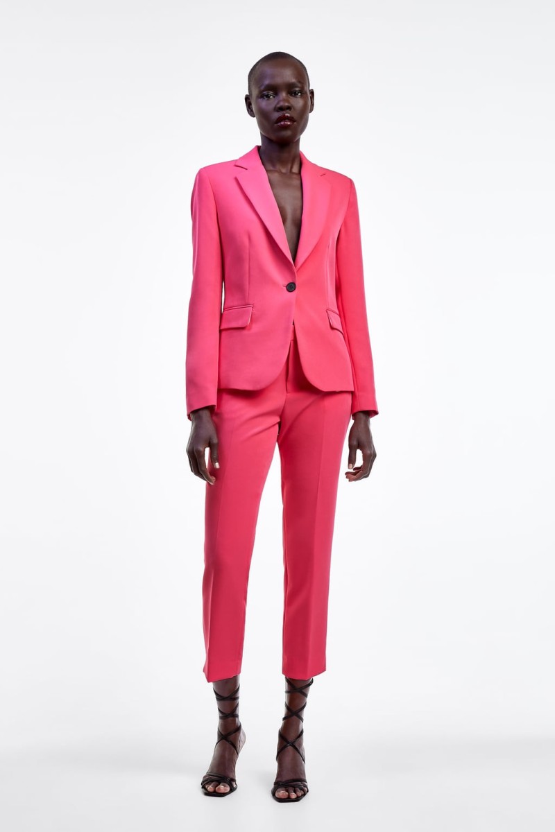 Το φραουλί κοστούμι από τη νέα συλλογή των Zara