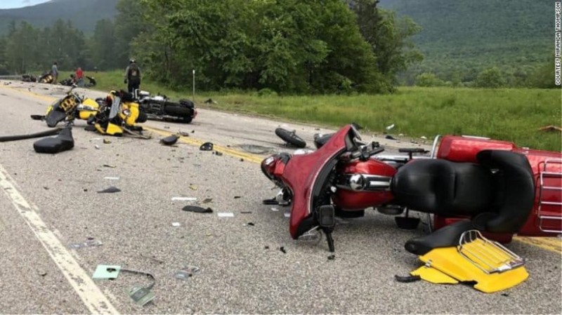 Εφτά νεκροί μοτοσικλετιστές σε σύγκρουση με αγροτικό φορτηγό!