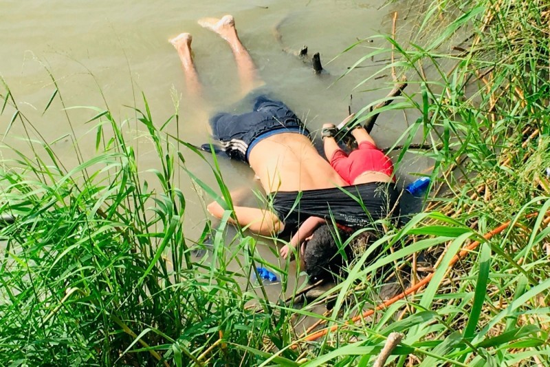 Εικόνα γροθιά στο στομάχι! Πατέρας και κόρη αγκαλιά νεκροί στον ποταμό!