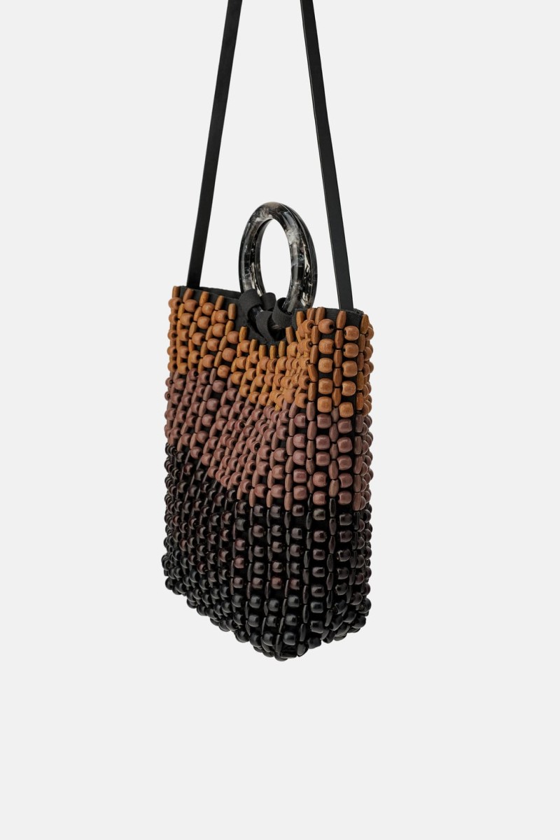 Zara: Αυτή είναι η τσάντα με τις χάντρες που έχουν αγοράσει όλες! Κατέβασαν την τιμή κι έγινε πανικός...