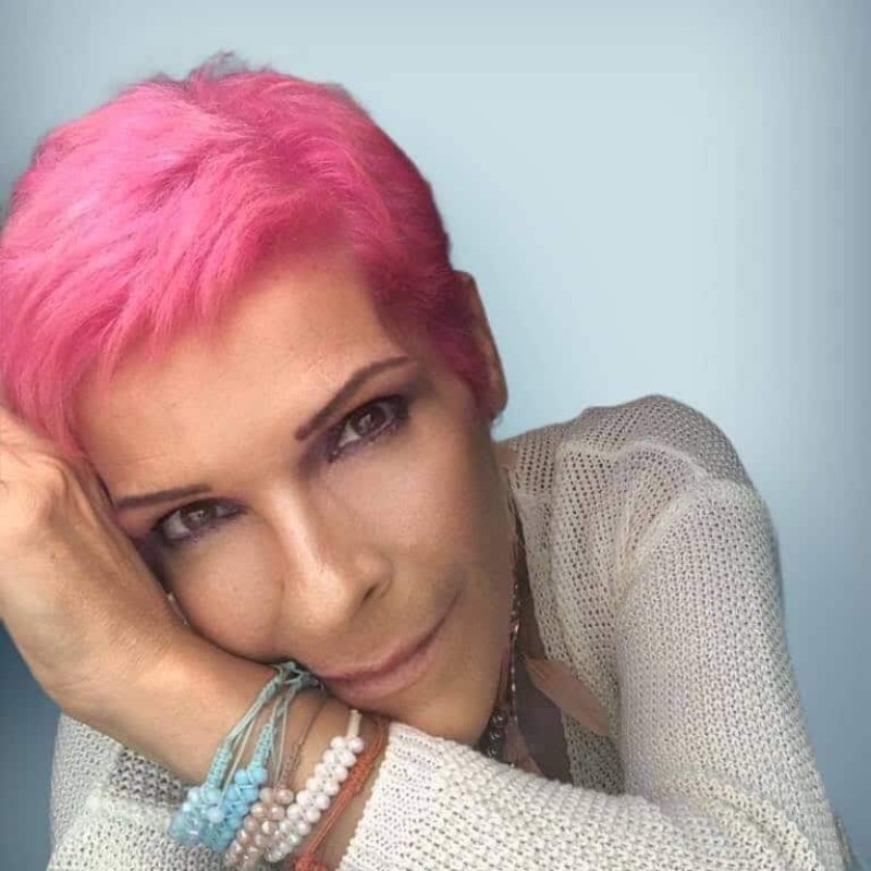 Σοφία Βόσσου: Ξεχάστε ό,τι ξέρατε! Κυκλοφορεί με ροζ «φλαμινγκί» μαλλί! |  ELPress365