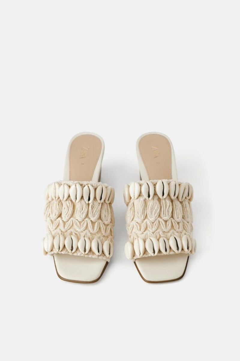 Zara: Αυτά είναι τα 'ανοιχτά' παπούτσια που ταιριάζουν άψογα με τζιν παντελόνι!