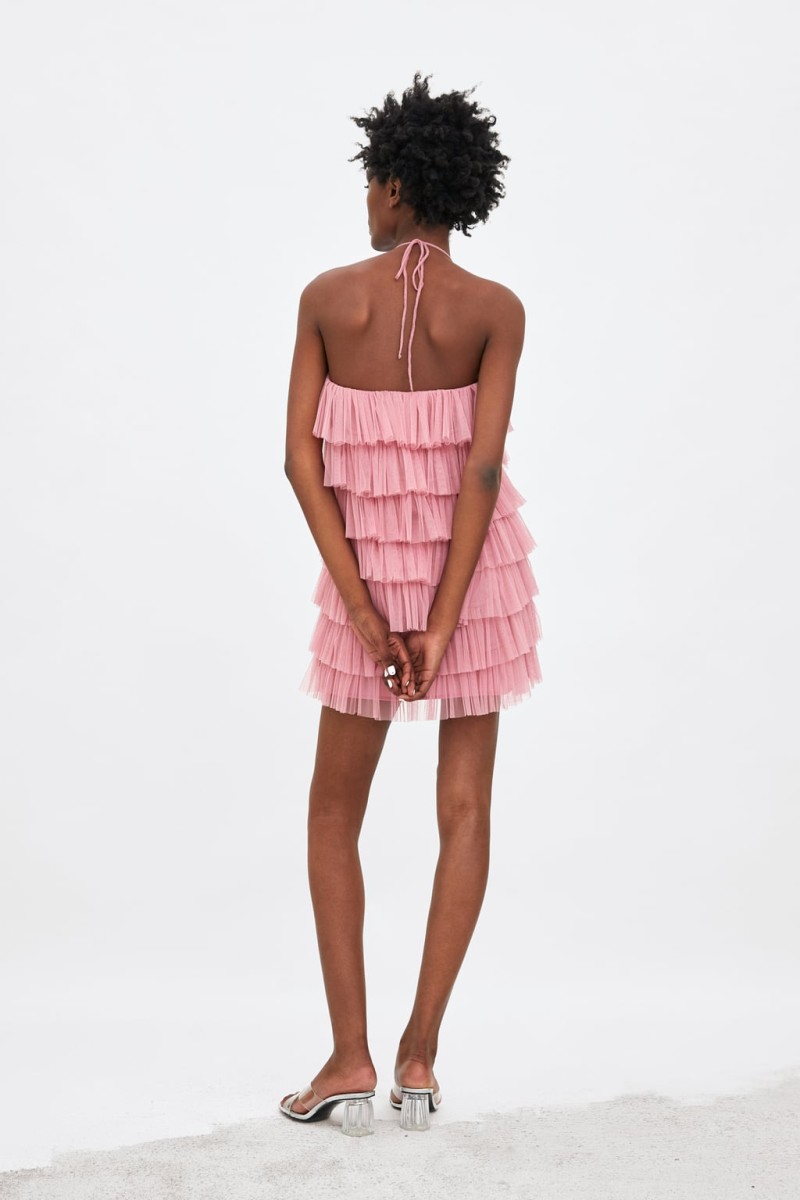 Zara: Αυτό είναι το 'τουλένιο' φόρεμα με το χρώμα του Ροζ Πάνθηρα που έχουν πάρει όλες για το καλοκαίρι!