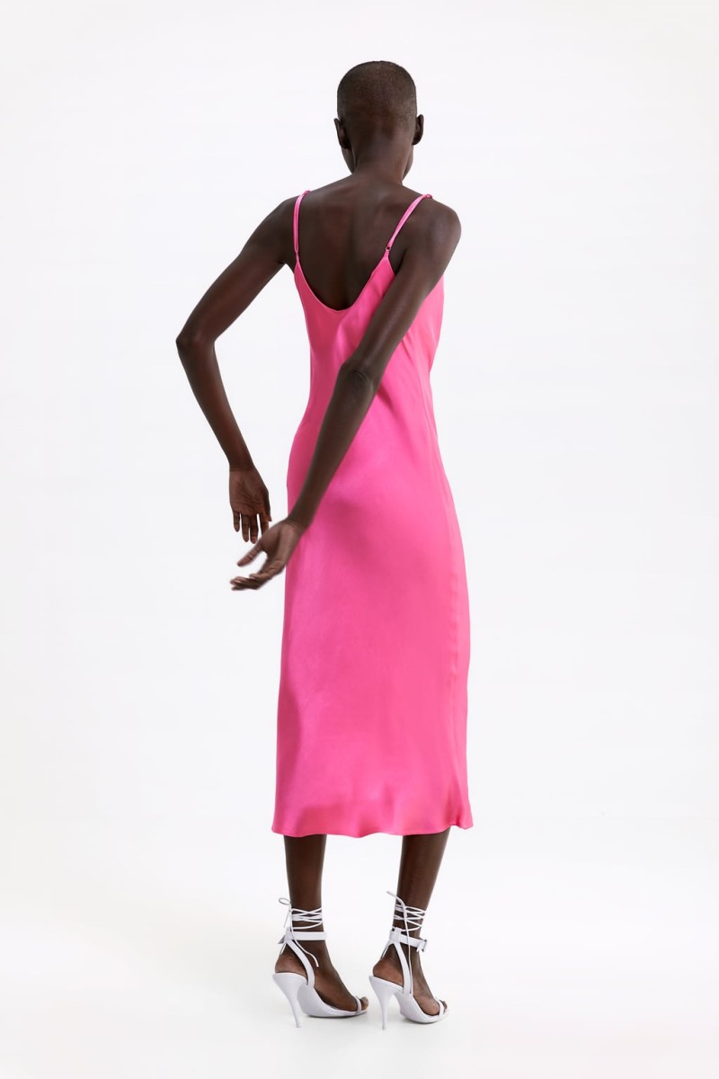 Zara: Το φούξια φόρεμα που μοιάζει με νυχτικό από την νέα συλλογή