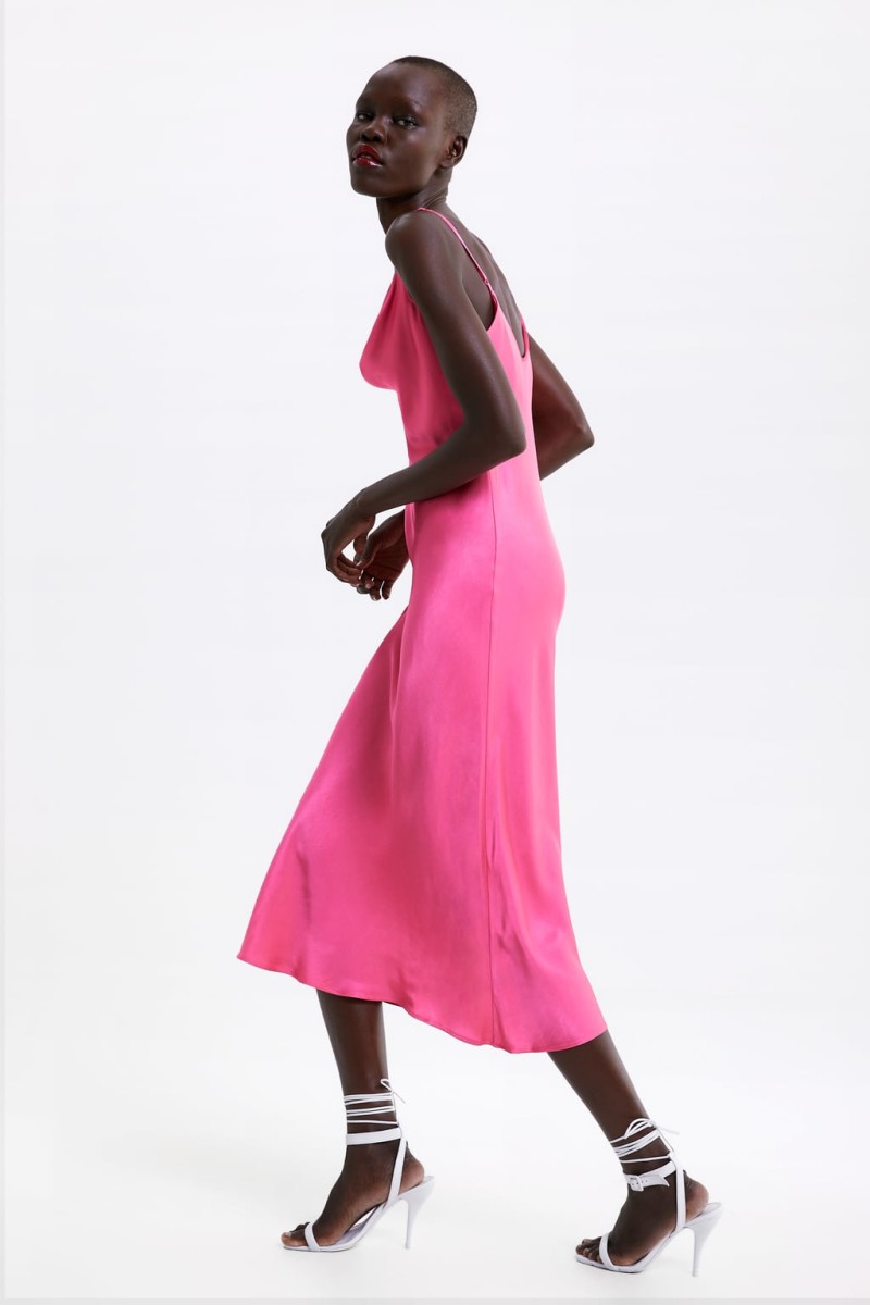 Zara: Το φούξια φόρεμα που μοιάζει με νυχτικό από την νέα συλλογή