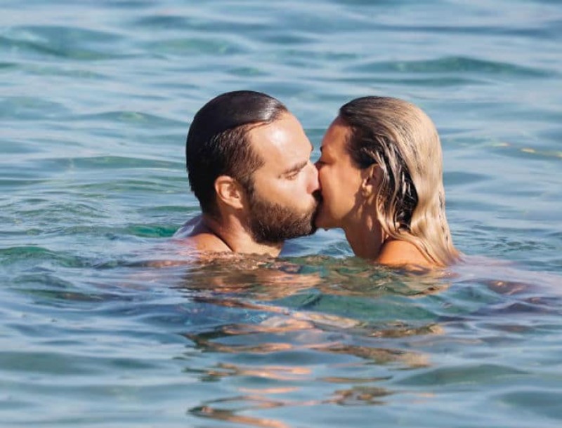 Αποκλειστικό: Ζευγάρι της ελληνικής showbiz είναι έτοιμο για γάμο! Τα φιλιά στην παραλία σα να μην υπάρχει αύριο!