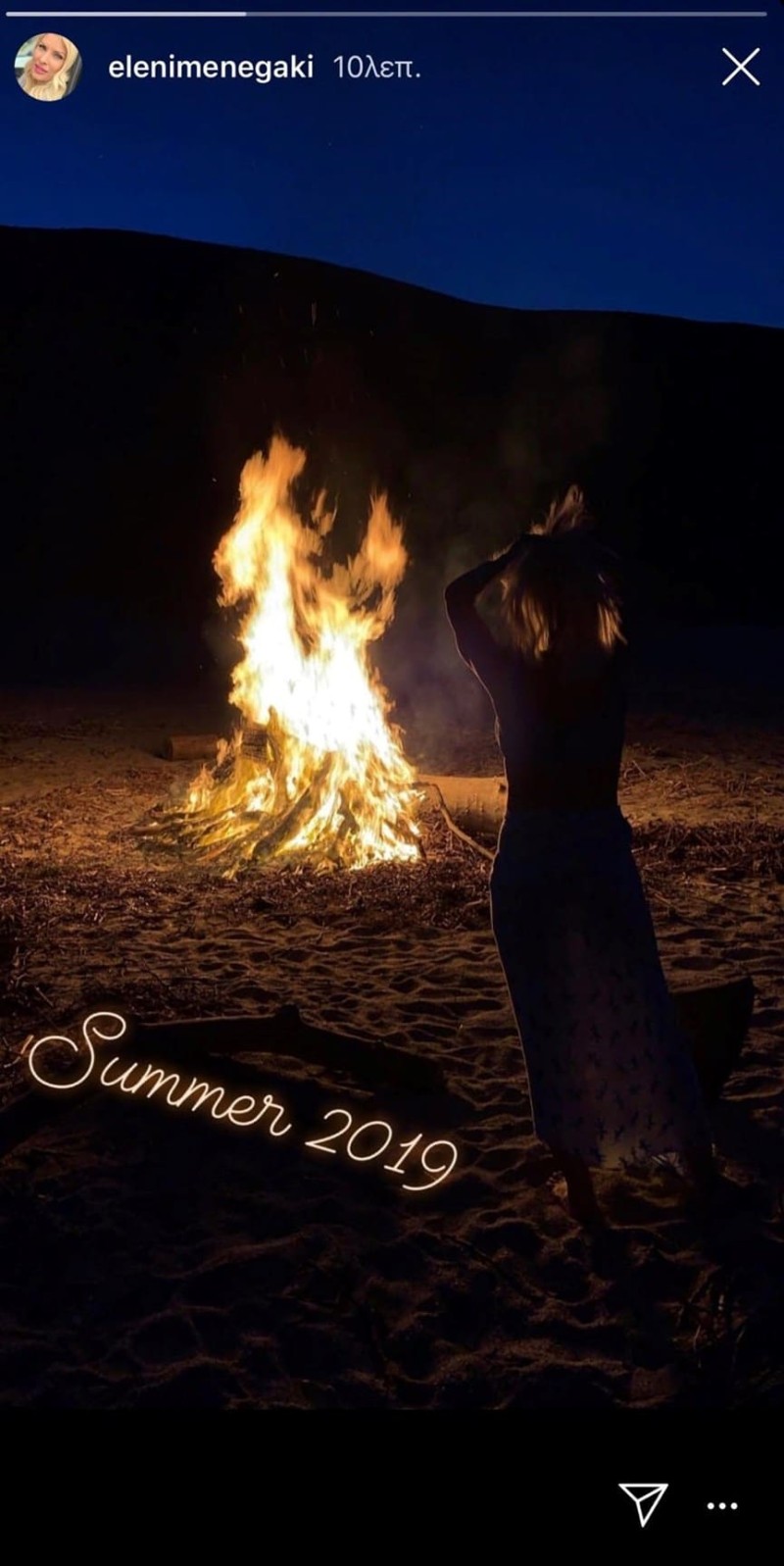 Ελένη Μενεγάκη: Το... έκαψε στην παραλία βάζοντας φωτιά!
