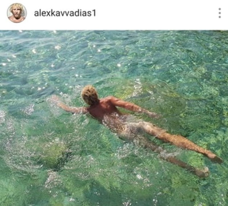 Έλληνας τραγουδιστής πήγε γυμνός για μπάνιο! Οι φωτογραφίες που σοκάρουν!