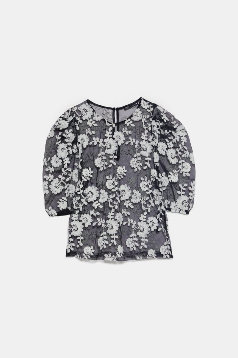 Zara: Η μπλούζα που θα αγοράσεις τώρα και θα την φοράς και το φθινόπωρο είναι διάφανη και ρομαντική!