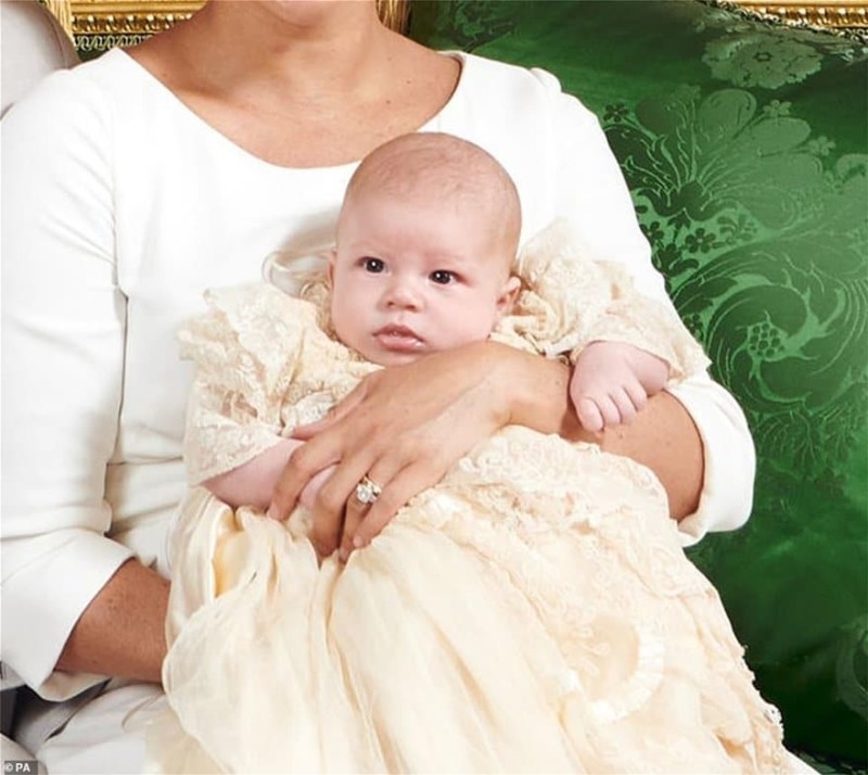  Πρίγκιπας Χάρι - Μέγκαν Μαρκλ: Οι πρώτες φωτογραφίες από τη βάφτιση του γιου τους!