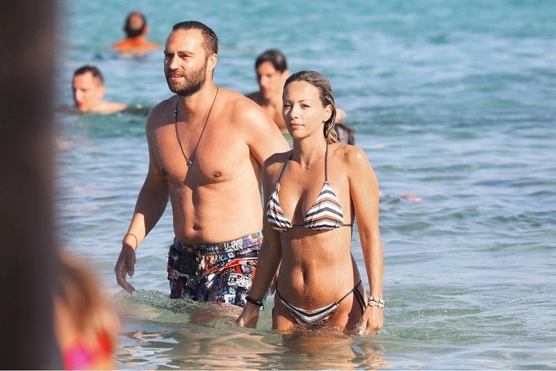 Αποκλειστικό: Ζευγάρι της ελληνικής showbiz είναι έτοιμο για γάμο! Τα φιλιά στην παραλία σα να μην υπάρχει αύριο!