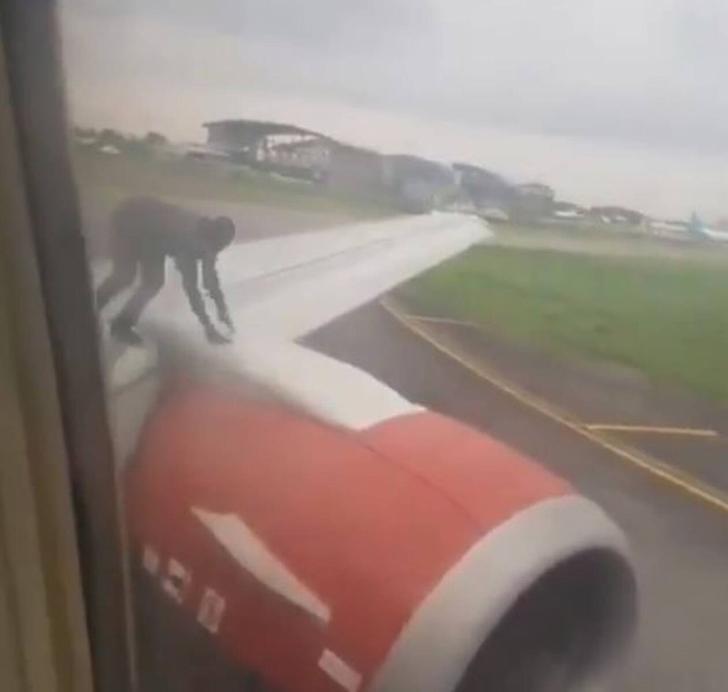 Εφιαλτική πτήση! «Πάγωσαν» οι επιβάτες όταν κοίταξαν έξω από το παράθυρο!