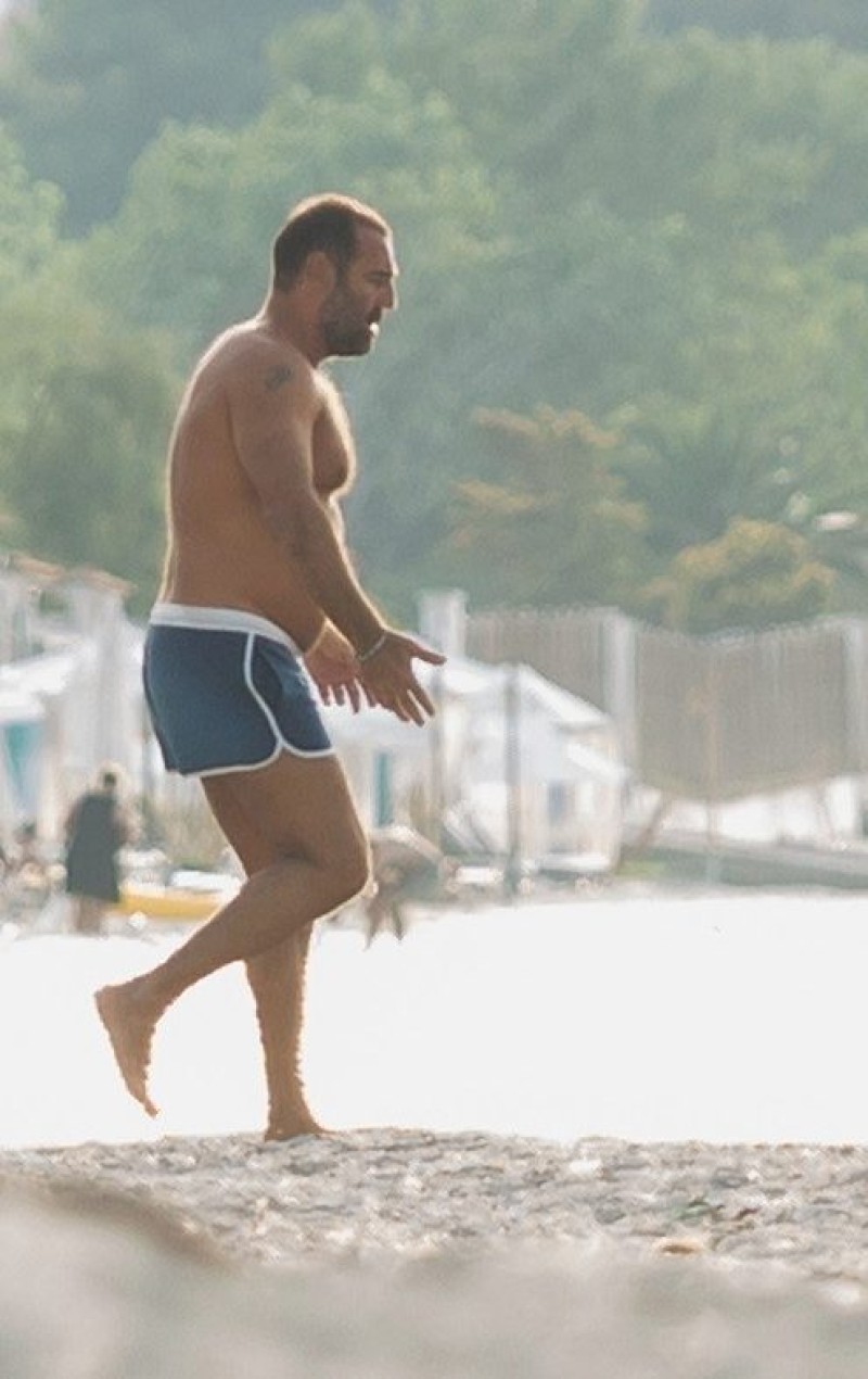 Αντώνης Κανάκης: Ξεχύθηκε στην παραλία! Με το μαγιό του και χωρίς ρετούς!