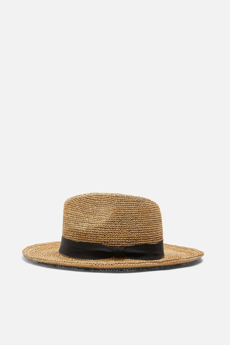 Ελένη Μενεγάκη: Φόρεσε ένα καουμπόικο καπέλο από τα Zara κι έγινε 'μακελειό' στα καταστήματα!