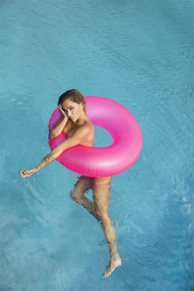Ελληνίδα τραγουδίστρια ολόγυμνη στην πισίνα!