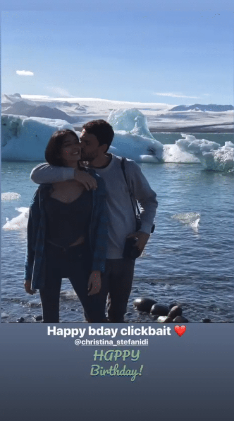Πασίγνωστο ζευγάρι της Ελληνικής showbiz «λιώνει τους πάγους» με τα «καυτά» του φιλιά!