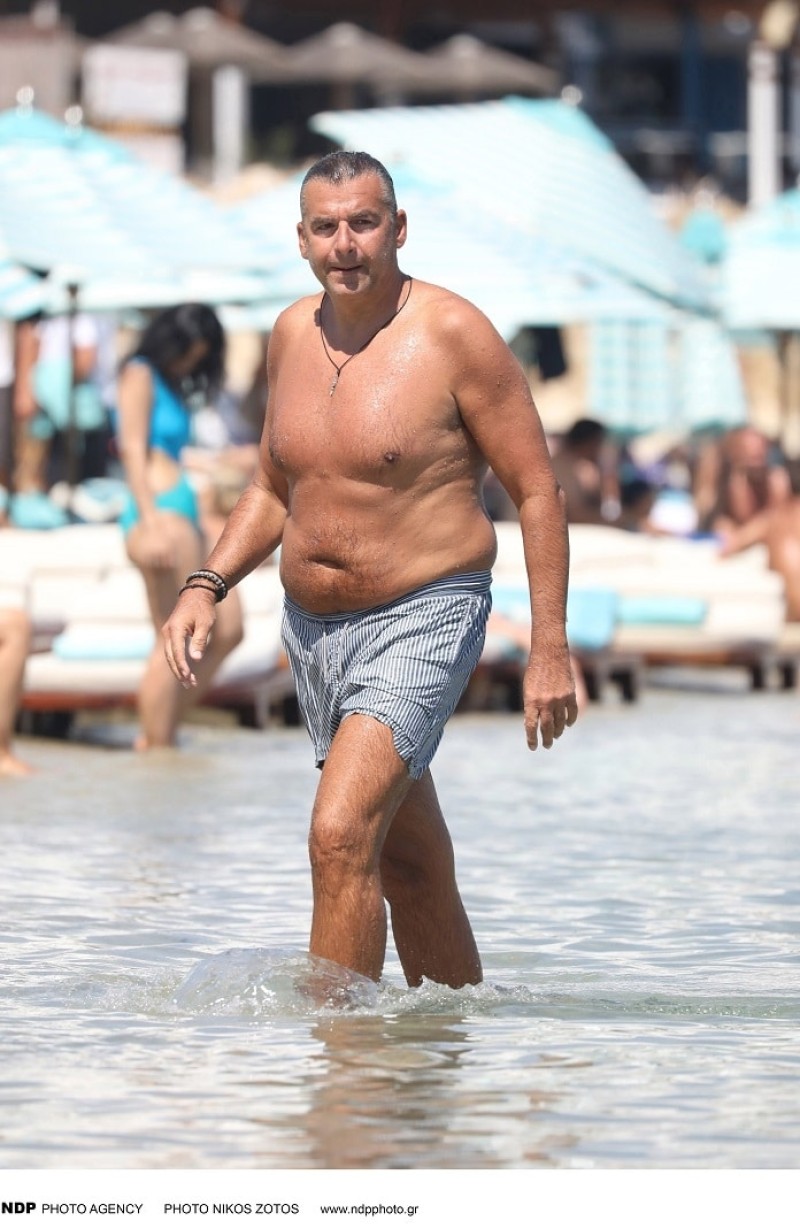 Γιώργος Λιάγκας: Έβγαλε το κορμί του σε παραλία της Μυκόνου! Αρετουσάριστες φωτογραφίες με την... αλήθεια!