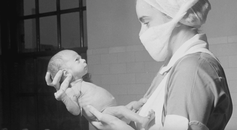 Ανατριχιαστικό! Αυτό το μωρό γεννήθηκε 3 μηνών και ζύγιζε μόλις 362 γραμμάρια! Το θαύμα που συγκίνησε παγκοσμίως! (Βίντεο)