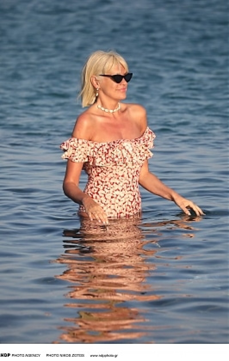 Σάσα Σταμάτη: Έκανε το απόλυτο beach look! Στην παραλία με πέρλες και 2 μέτρα πόδι!