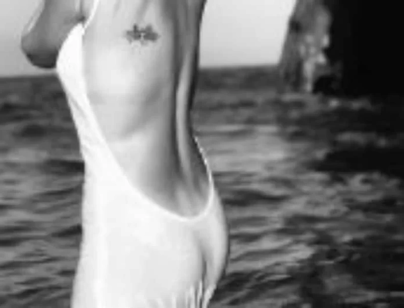 Γνωστή Ελληνίδα ηθοποιός πόζαρε στη θάλασσα με το λευκό φόρεμα της και προκάλεσε 