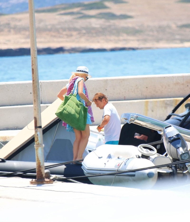 Ελένη Μενεγάκη: Καρέ καρέ το «ατύχημα» πάνω στο σκάφος! Έχασε την ισορροπία της και...