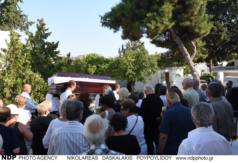 Δημήτρης Λυμπερόπουλος: Ράγισαν καρδιές στην κηδεία του! Τραγικές φιγούρες τα κοντινά του πρόσωπα...