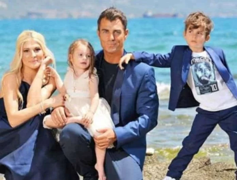 Στέλιος Χανταμπάκης - Όλγα Πηλιάκη: Σύσσωμη η οικογένεια ξαναχτυπά! Δείτε την επική φωτογραφία με τα παιδιά τους!