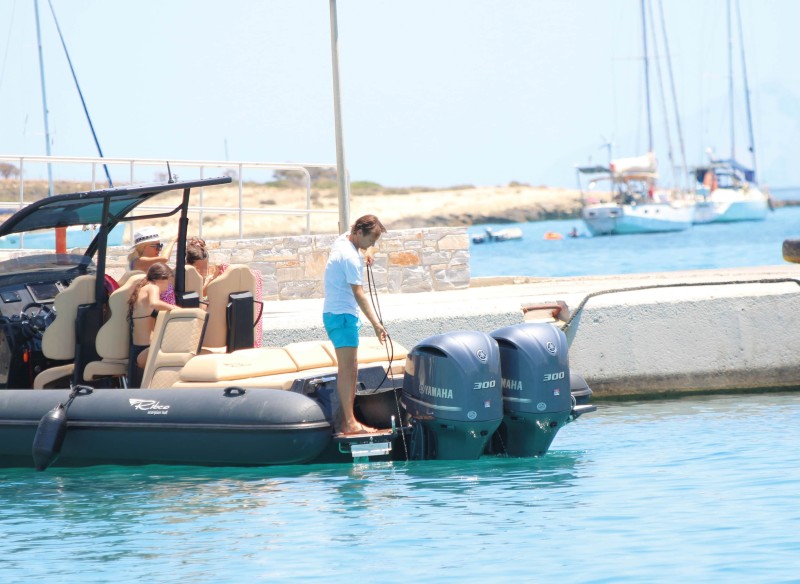 Ελένη Μενεγάκη: Καρέ καρέ το «ατύχημα» πάνω στο σκάφος! Έχασε την ισορροπία της και...