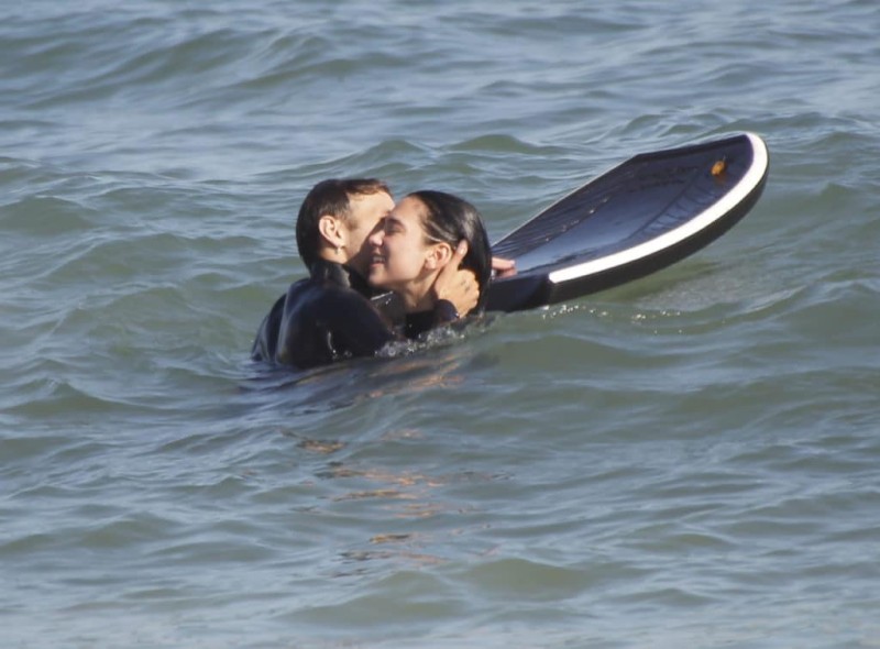 Νέο ζευγάρι στην showbiz! Έδιναν «καυτά» φιλιά όσο τα κύματα «έλουζαν» τα κορμιά τους!