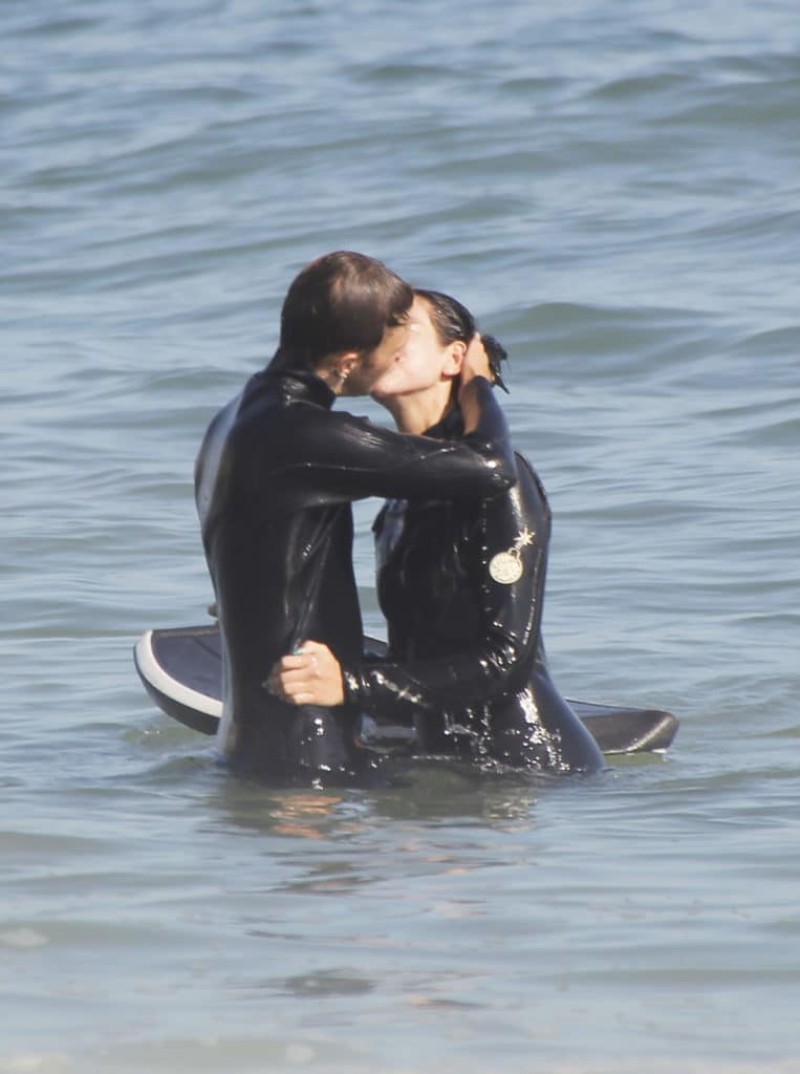 Νέο ζευγάρι στην showbiz! Έδιναν «καυτά» φιλιά όσο τα κύματα «έλουζαν» τα κορμιά τους!