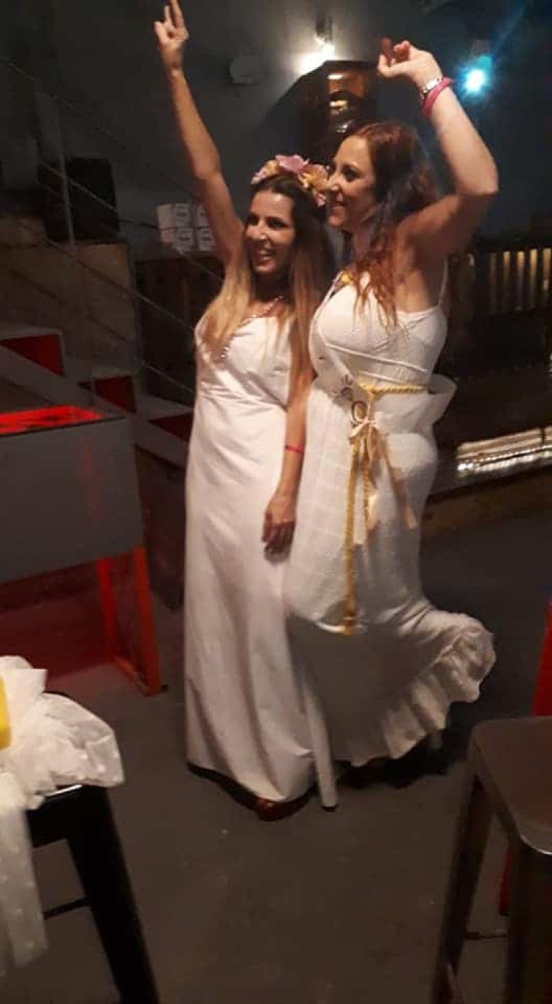 Γνωστή Ελληνίδα τραγουδίστρια διασκεδάζει στο μπάτσελορ πάρτι της λίγο πριν τον γάμο!