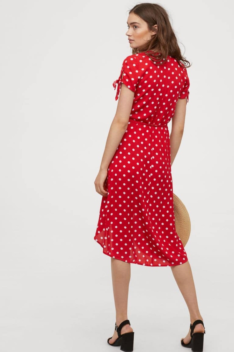 H&M: Αυτό είναι το κόκκινο πουά φόρεμα που κάνει θραύση αυτό το καλοκαίρι!
