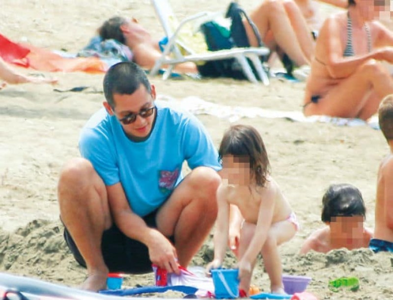 Σωτήρης Κοντιζάς: Ο κριτής του Master Chef πιο χαλαρός από ποτέ! Με την γυναίκα και την κόρη του στήνουν σκηνή στην παραλία!