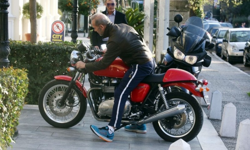 Πέτρος Κωστόπουλος: Αν δείτε την μηχανή του θα πάθετε σοκ! Φωτογραφίες με την κόκκινη «κουκλάρα»!