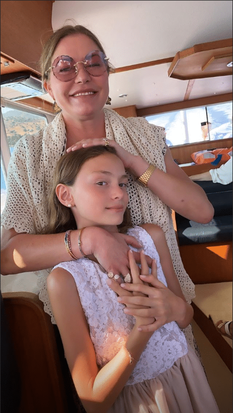 Πασίγνωστη Ελληνίδα της showbiz βάφτισε την κόρη της σε ηλικία 11 ετών! Δείτε τις πρώτες φωτογραφίες!