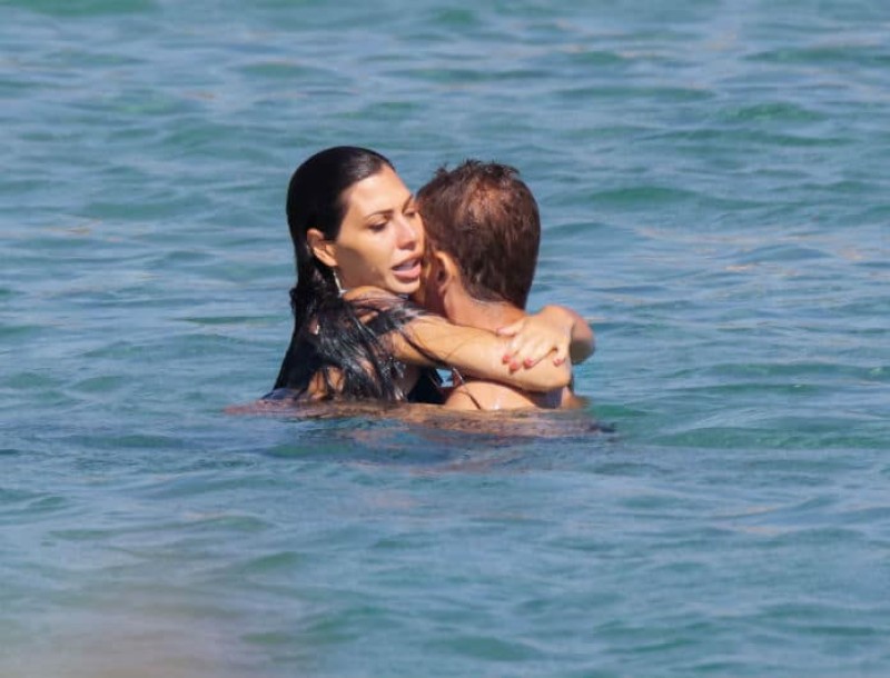 Αντώνης Σρόιτερ: Παθιασμένα φιλιά με την γυναίκα του μες στην θάλασσα! Τρελαμένοι από έρωτα...