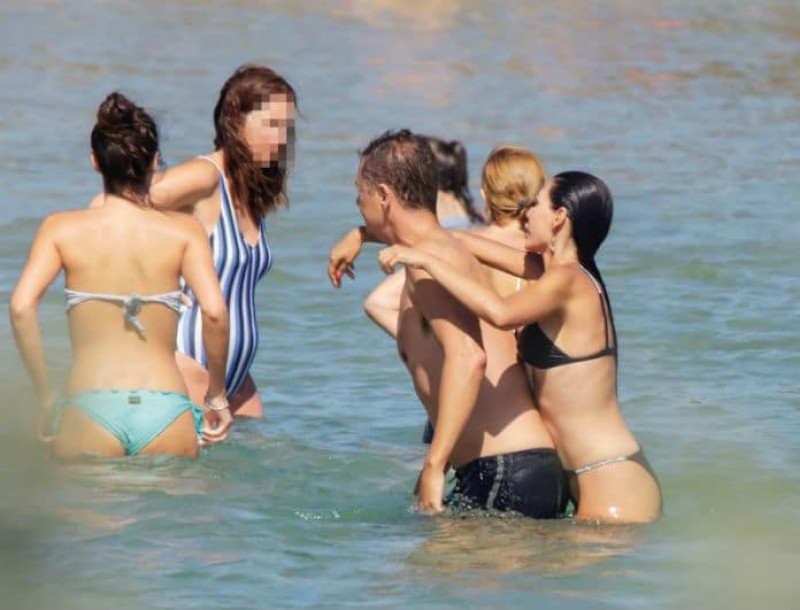Αντώνης Σρόιτερ: Παθιασμένα φιλιά με την γυναίκα του μες στην θάλασσα! Τρελαμένοι από έρωτα...